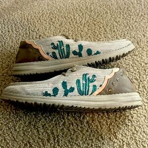 Hey Dude Sz 8 Rodeo Cactus shoes